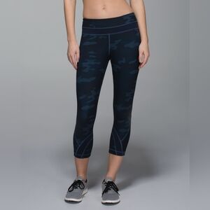 Lululemon Run Inspire Crop II‎ Women Size 4 Navy Camo Leggings Yoga Workout